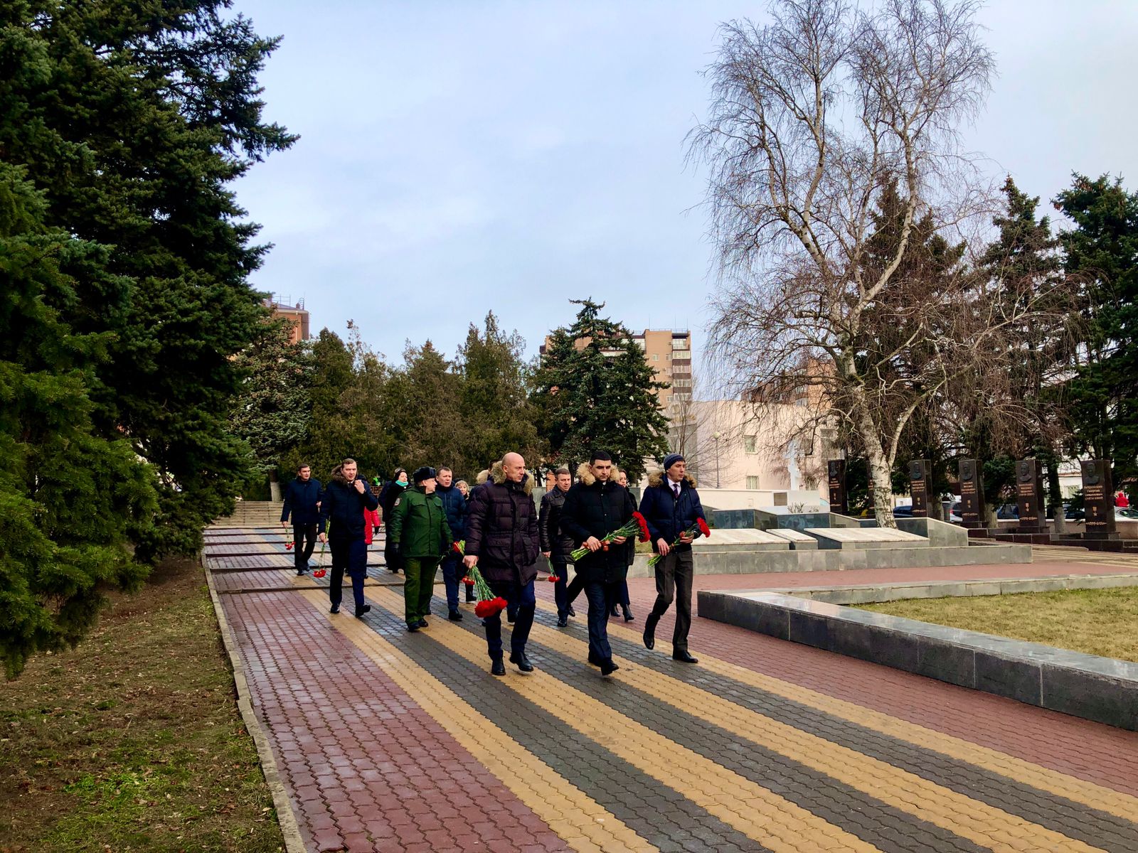 Сегодня, 9 декабря, в День Героев Отечества в Аксае состоялось  торжественное возложение цветов к Вечному огню и мемориальным плитам на  площади Героев.⠀⁣⁣ ⠀ | 09.12.2022 | Аксай - БезФормата