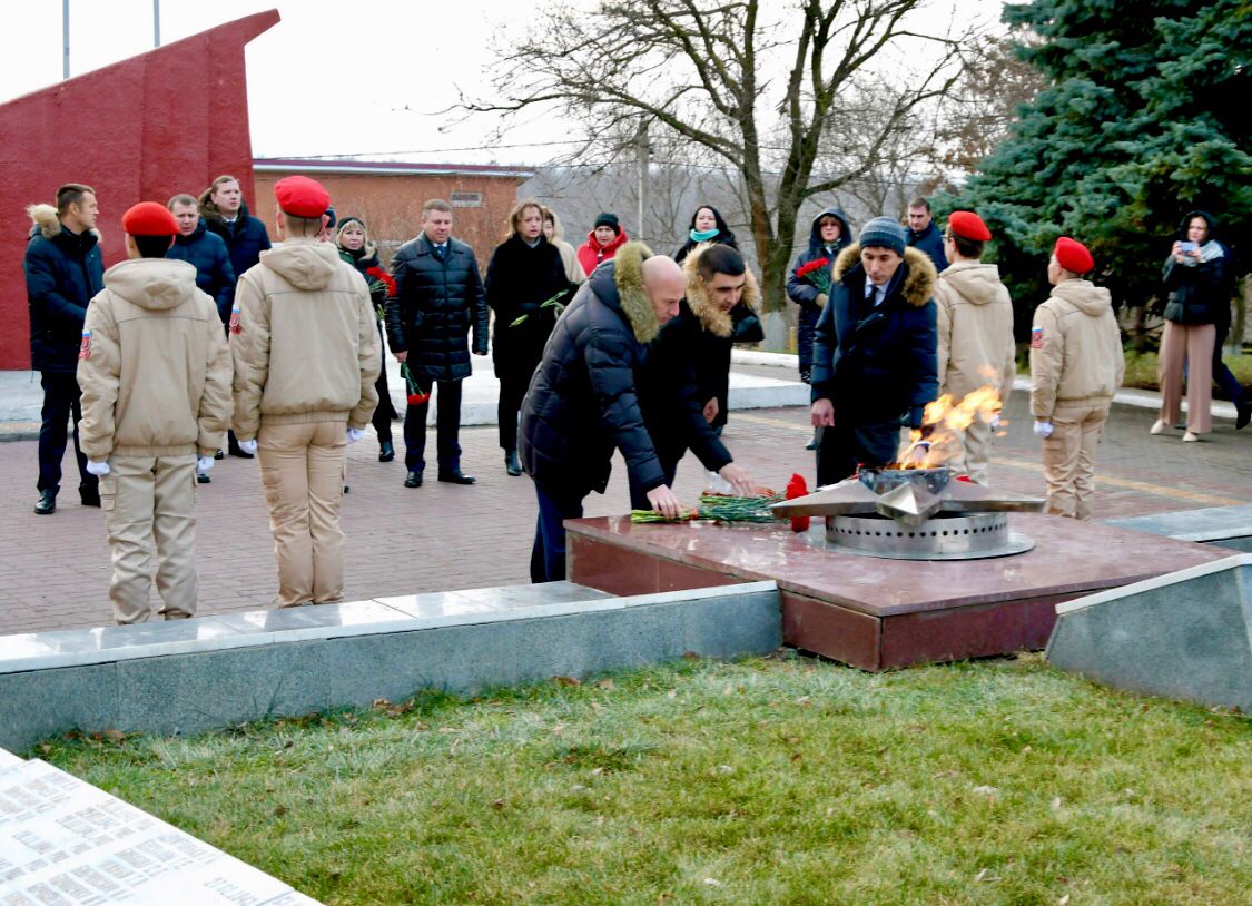 Сегодня, 9 декабря, в День Героев Отечества в Аксае состоялось  торжественное возложение цветов к Вечному огню и мемориальным плитам на  площади Героев.⠀⁣⁣ ⠀ | 09.12.2022 | Аксай - БезФормата