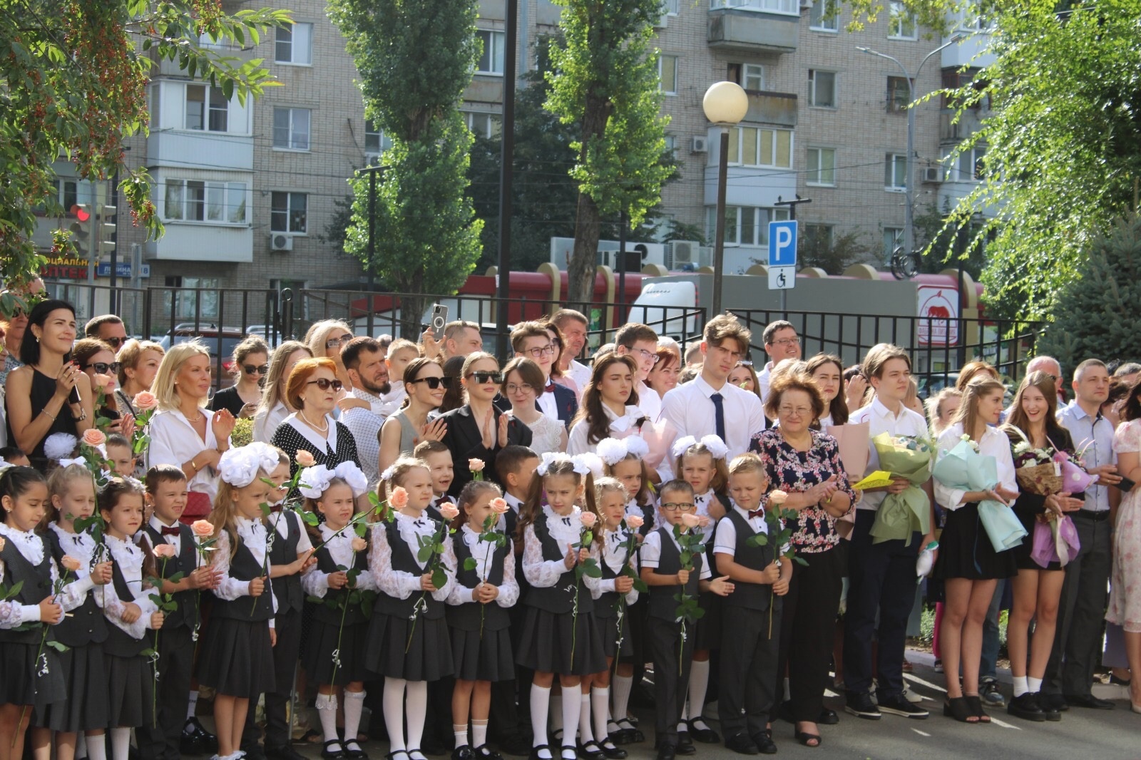 Сегодня распахнули свои двери все общеобразовательные учреждения города  Аксая, прошли торжественные линейки, посвященные началу учебного года. |  01.09.2023 | Аксай - БезФормата