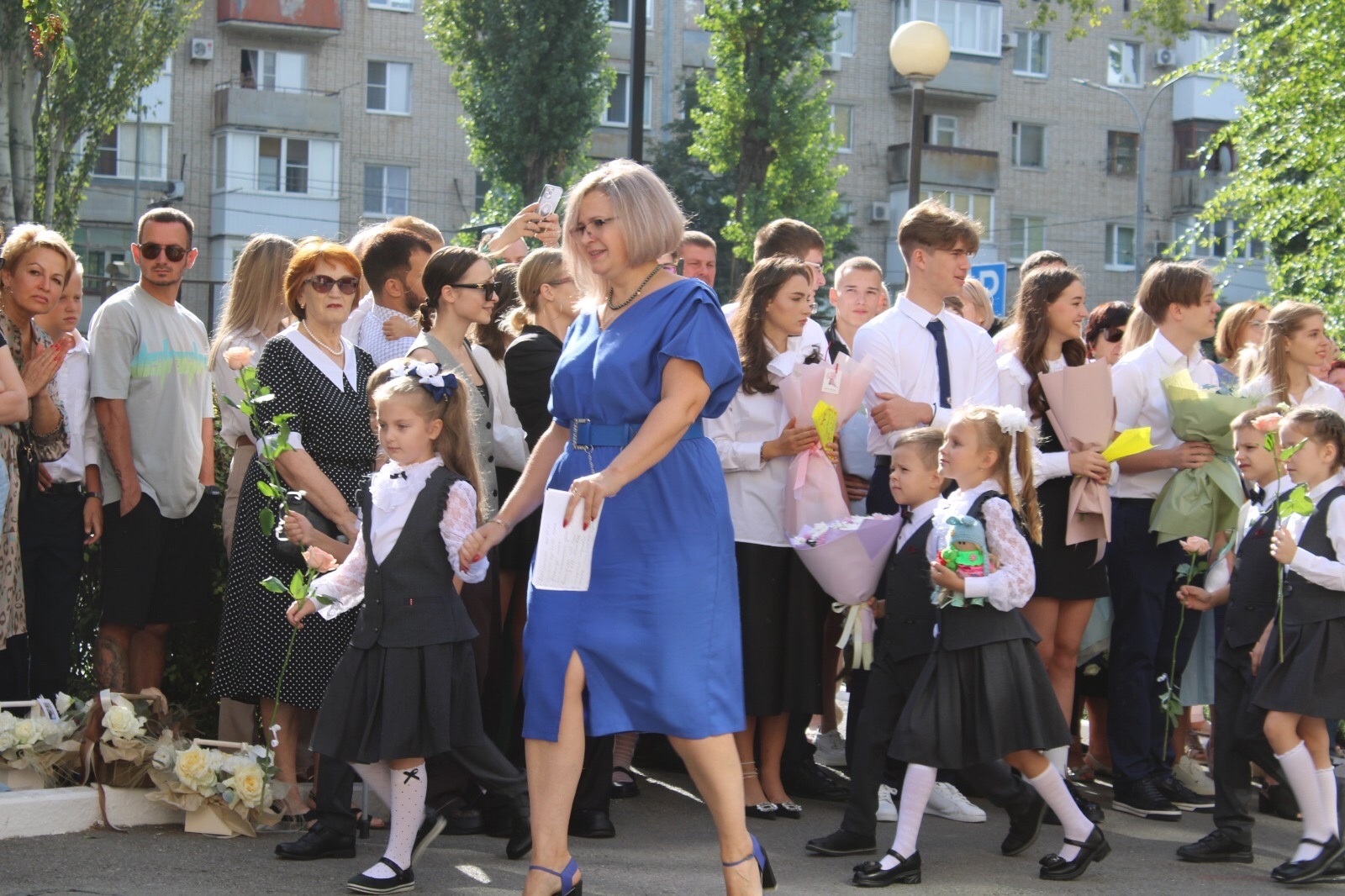 Сегодня распахнули свои двери все общеобразовательные учреждения города  Аксая, прошли торжественные линейки, посвященные началу учебного года. |  01.09.2023 | Аксай - БезФормата